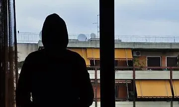 Urla, colluttazione e coltello: notte violenta nel condominio
